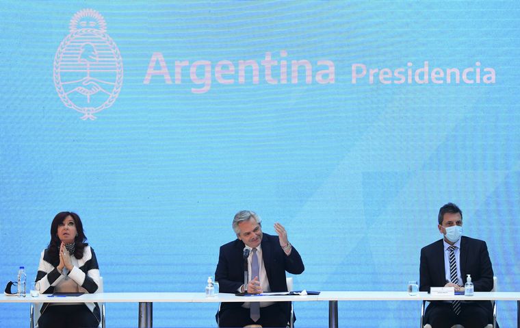 El Presiente, rodeado por Cristina y Massa durante el anuncio del canje de deuda.