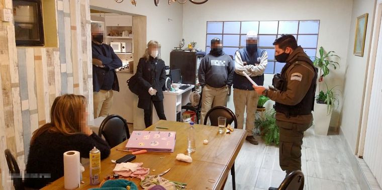 Allanamientos en Córdoba para desarticular una banda acusada de estafa.