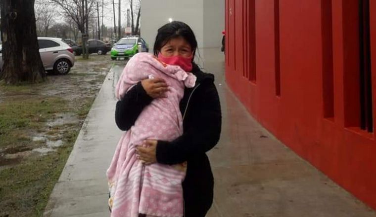 Xina Florian y su bebé, en uno de los trámites para que se llevaran el cuerpo.