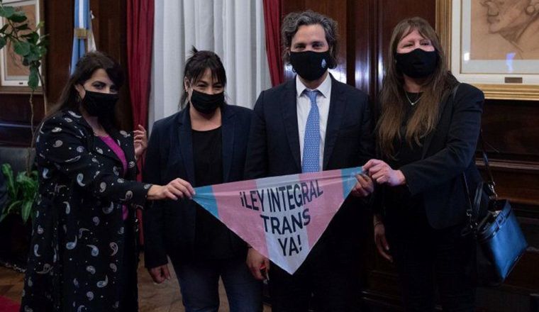 Cafiero al firmar un acuerdo para la inclusión de personas trans en el Banco Nación.