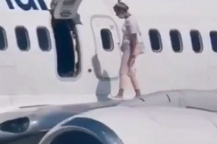 Caminó por el ala del avión mientras los pasajeros descendían. 