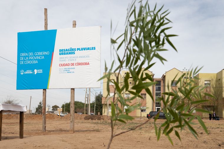 Schiaretti inauguró desagüe en el sur de ciudad de Córdoba