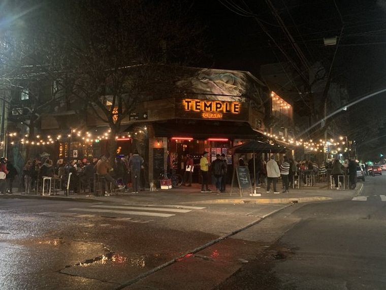 FOTO: Una multitud se congregó en los bares de Buenos Aires