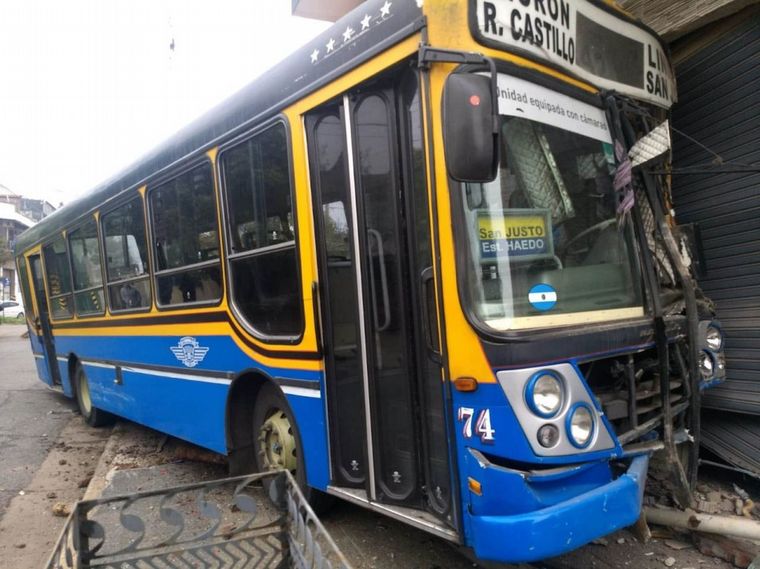 Robó un colectivo con un arma de juguete y lo chocó contra una casa en San Justo.