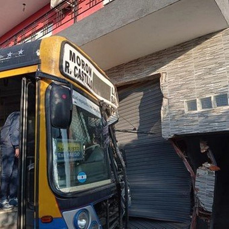 Robó un colectivo con un arma de juguete y lo chocó contra una casa en San Justo.