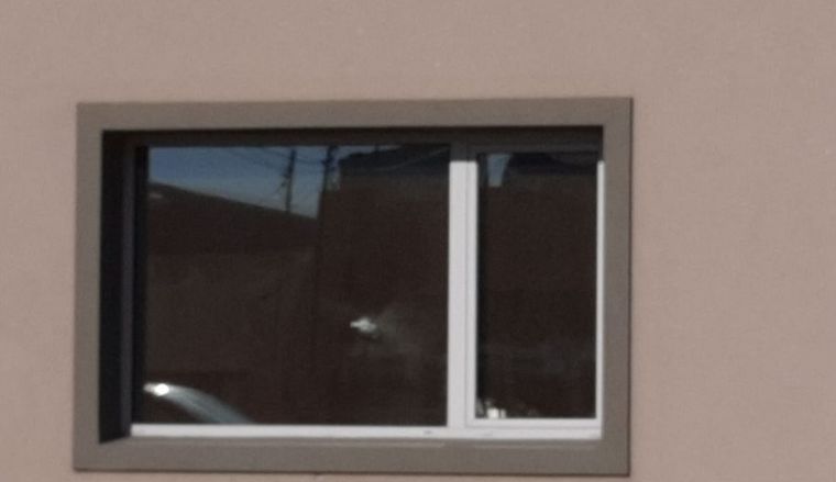 Una de las balas dio en la pared mientras que la otra atravesó una ventana principal.