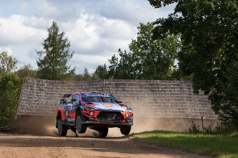 FOTO: Tänak vuela con su Hyundai ante el delirio de su público en Estonia.