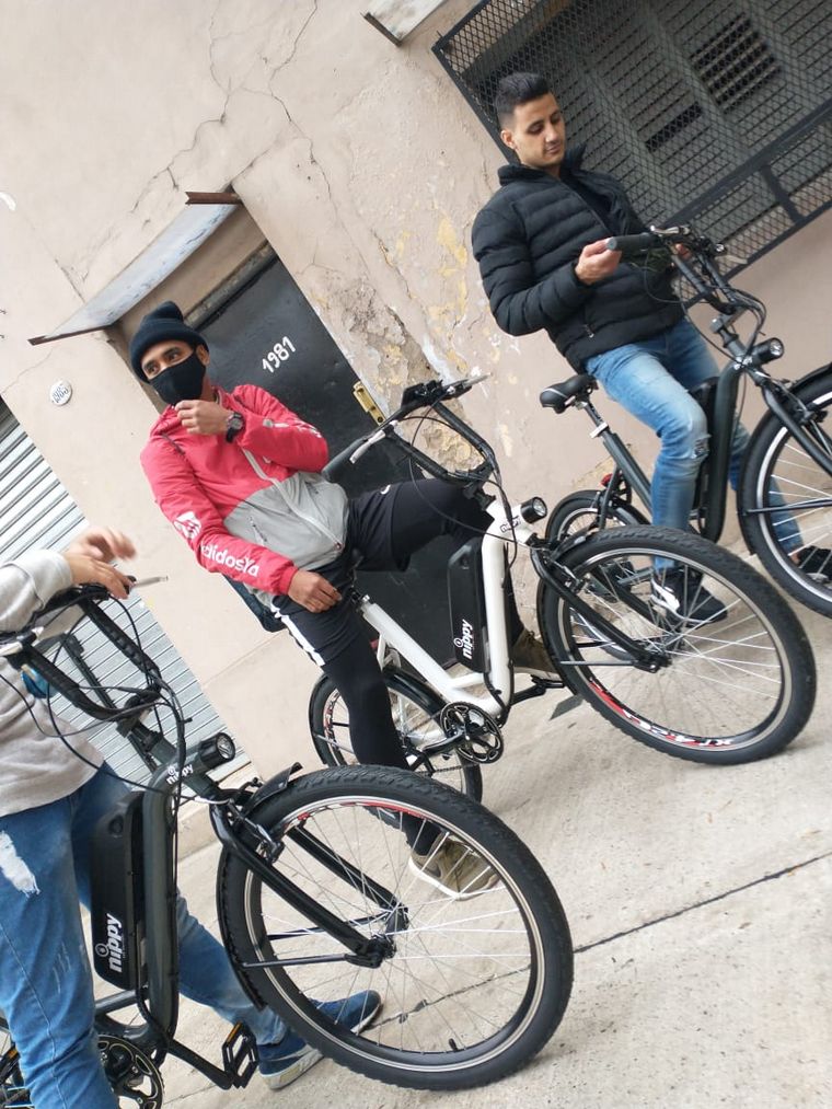 Plataforma cordobesa brinda servicios a migrantes que trabajan en deliverys.