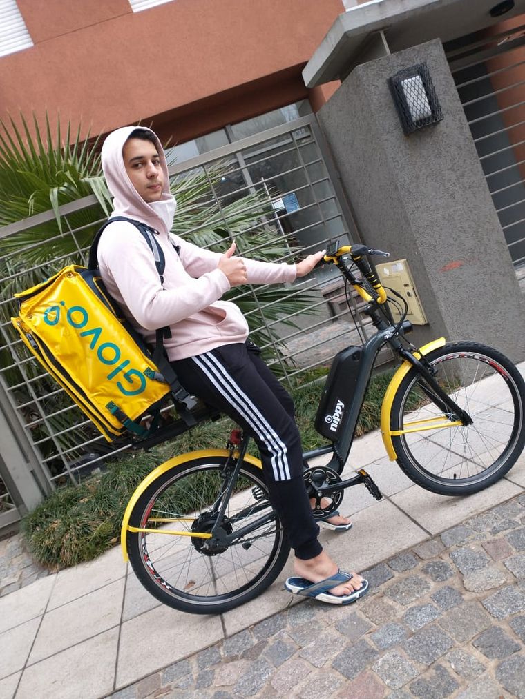 Plataforma cordobesa brinda servicios a migrantes que trabajan en deliverys.