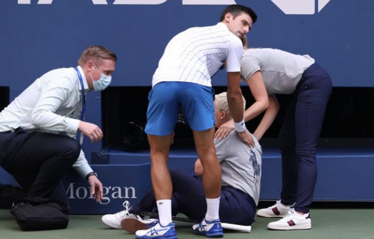 Descalificaron a Djokovic por tirar un pelotazo contra una jueza.