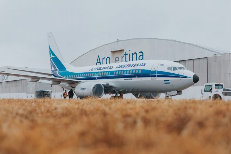 Aerolíneas Argentinas presentó su avión retro pintado en Fadea.