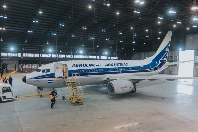 Aerolíneas Argentinas presentó su avión retro pintado en Fadea.