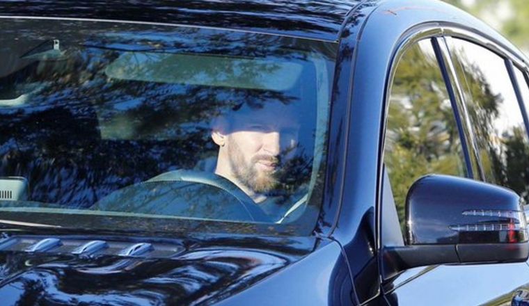 Leo llegó manejando su vehículo personal.