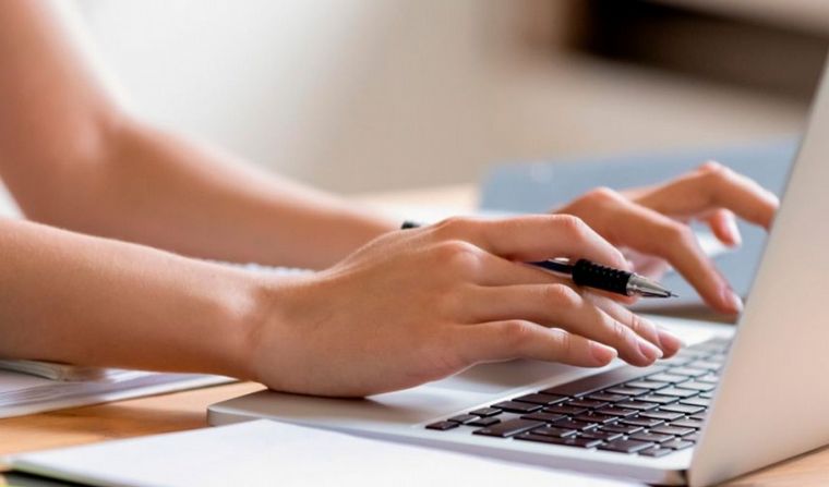 Tres ladrones irrumpieron en su casa mientras estaba en clase  virtual de Zoom