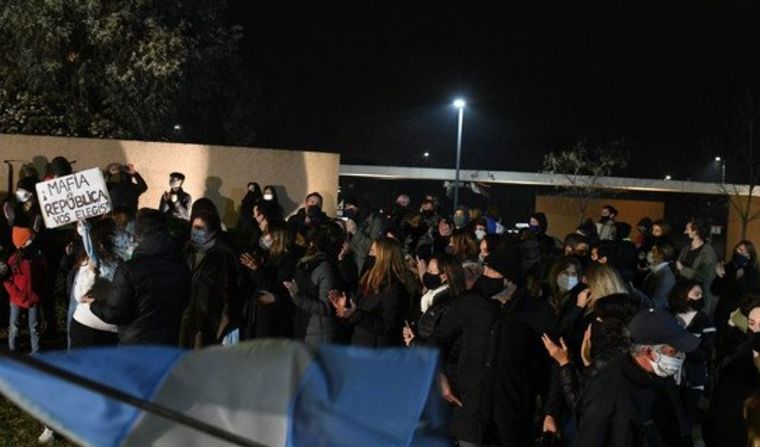 Vecinos de Lázaro Báez protestan por su prisión domiciliaria (@prensamediatica)