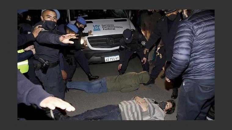 Protesta de vecinos del country impidió el ingreso de Lázaro Báez.