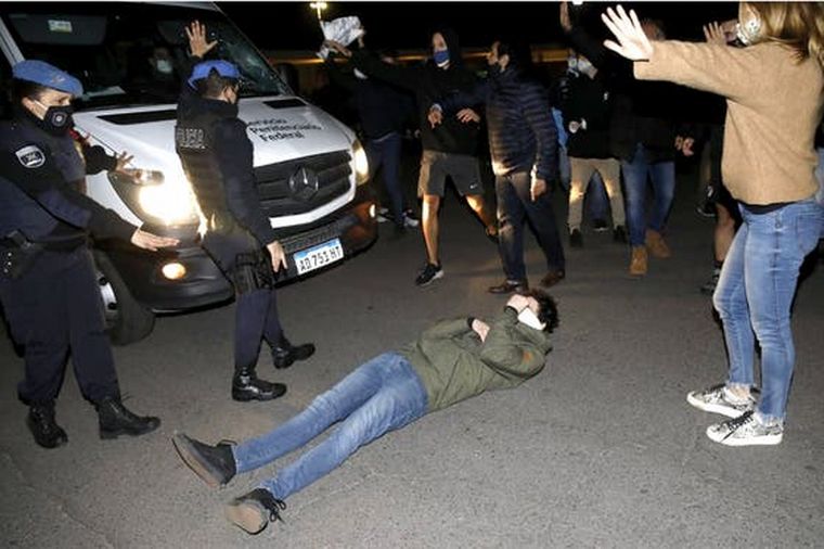 Protesta de vecinos del country impidió el ingreso de Lázaro Báez.