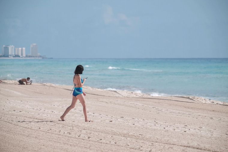 Volvieron a habilitar a residentes y turistas las playas de Cancún.
