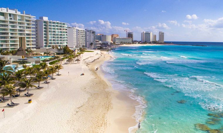 Volvieron a habilitar a residentes y turistas las playas de Cancún.