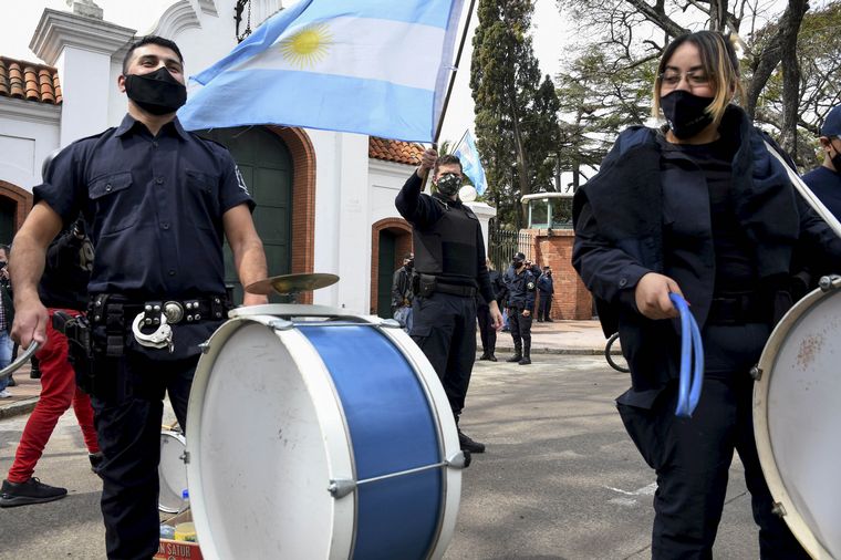 Los policías exigen la presencia del ministro de Seguridad, Sergio Berni.