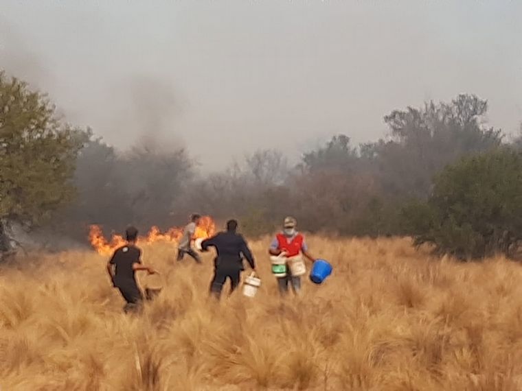 FOTO: Otra vez el fuego devora pastizales y bosque en Traslasierra. 