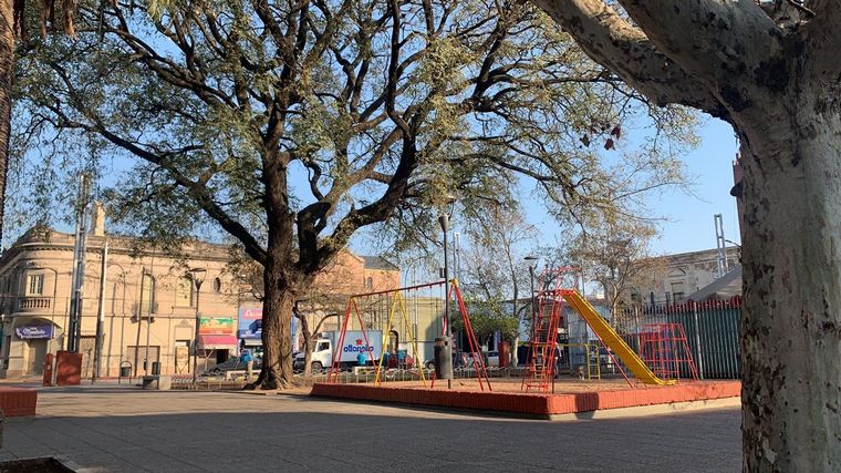 Oscar pasó de vivir en la plaza a ser el cuidador.