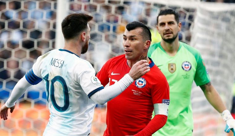 Messi vs. Medel en la Copa América de Brasil.