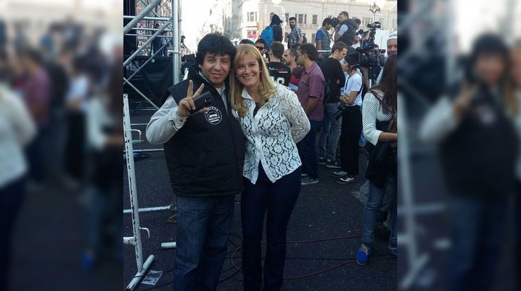 El policía Oscar Pagano se subió a una antena y amenazó con tirarse