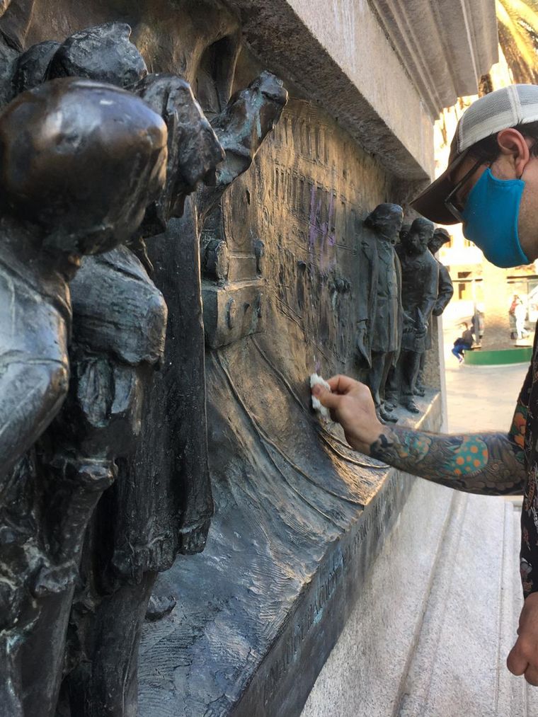Restauran las estatuas de la Plaza Velez Sarfield, en Córdoba