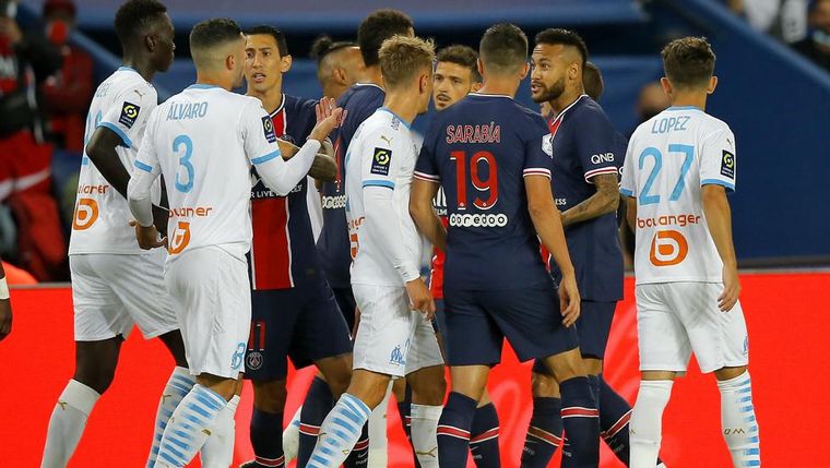 El clásico parisino terminó con cinco expulsados.