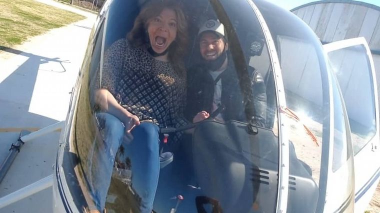 Lizy y su novio en helicóptero