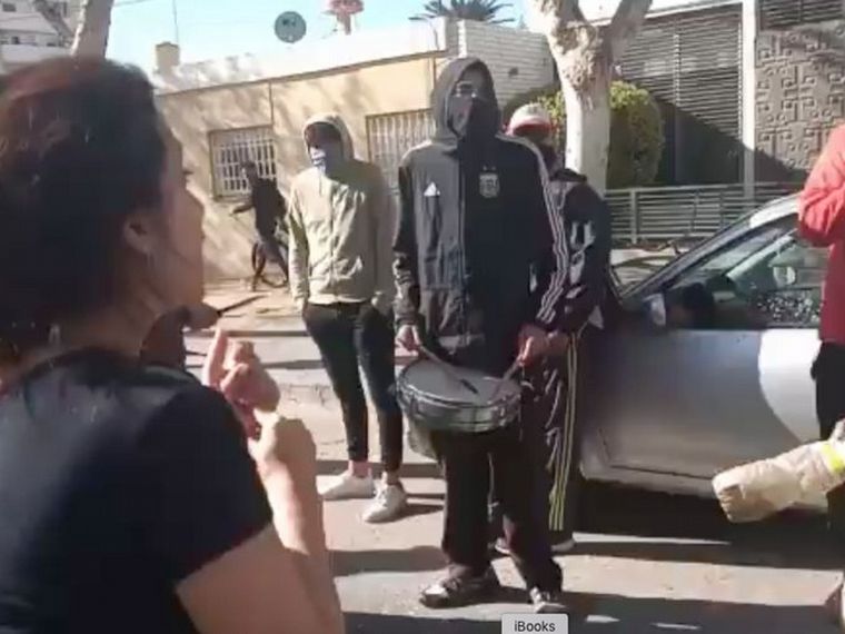 San Juan: unos 30 hombres llegaron hasta la puerta de su casa con redoblantes