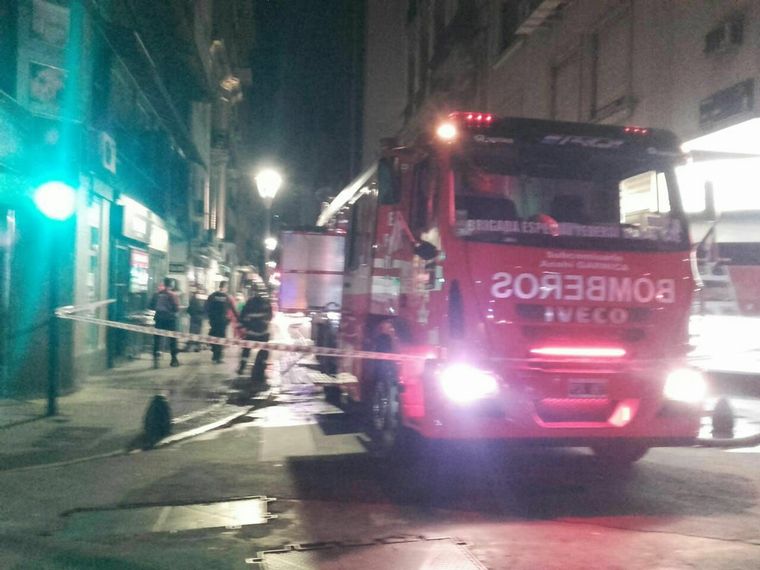 El fuego se inició en un edificio en el barrio porteño de Retiro. 
