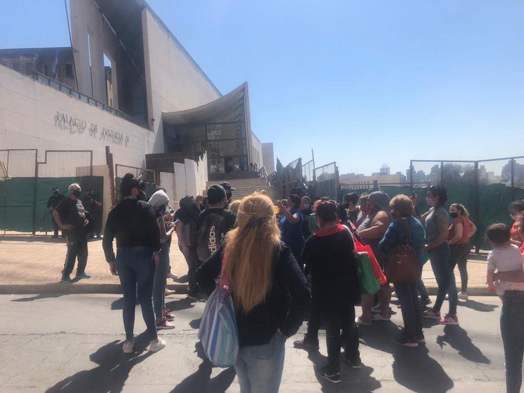 Familiares de detenidos en Bouwer protestan en Tribunales 2