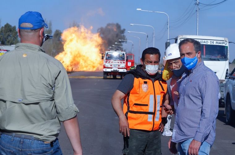 Las llamas atravesaron la calzada.