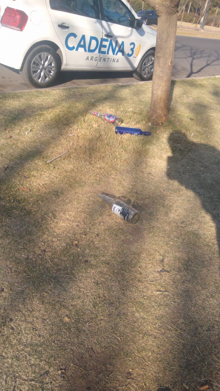 El Parque Sarmiento amaneció repleto de botellas de bebidas alcohólicas