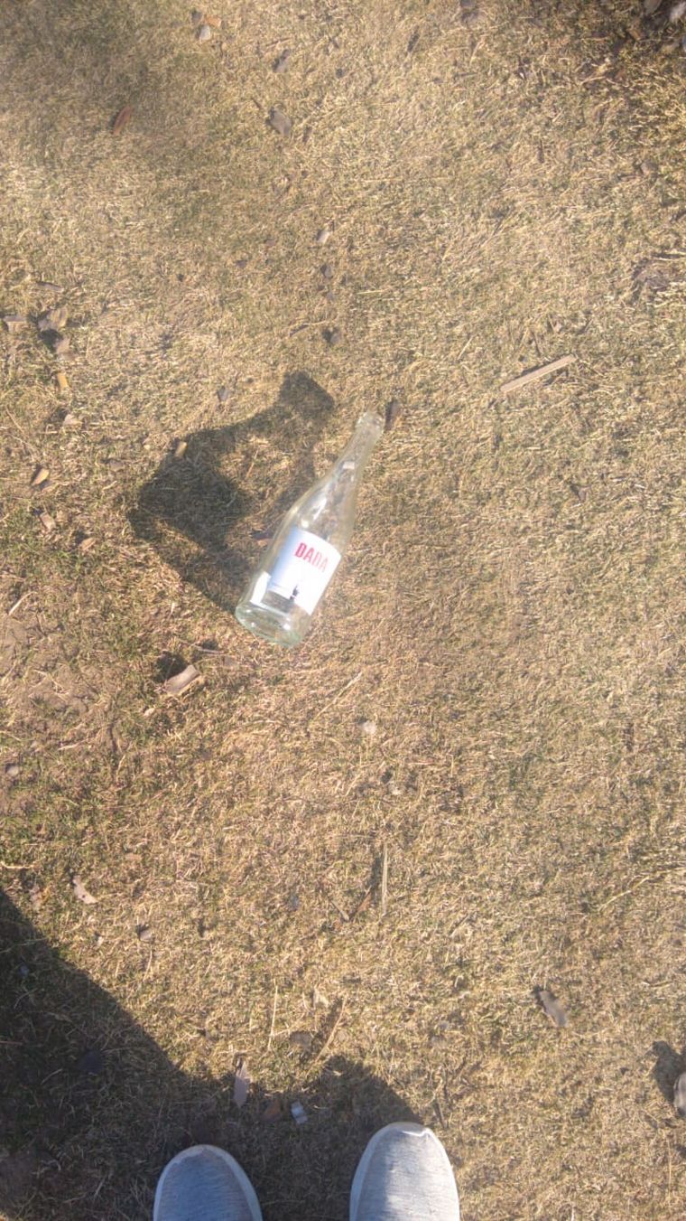 El Parque Sarmiento amaneció repleto de botellas de bebidas alcohólicas