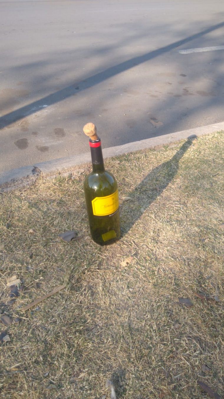 FOTO: El Parque Sarmiento amaneció repleto de botellas de bebidas alcohólicas