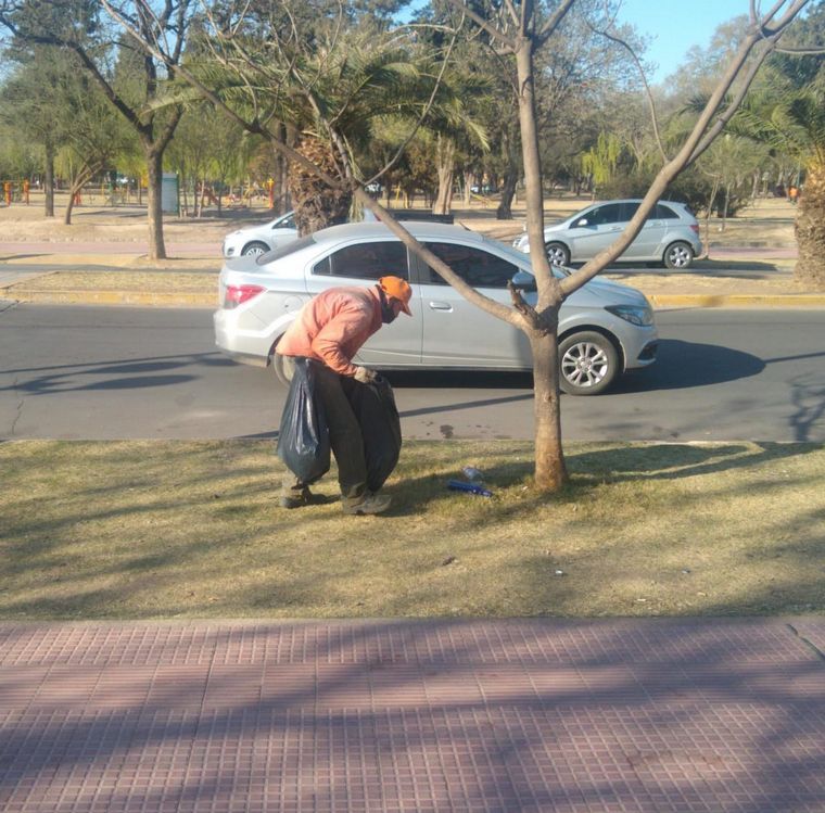 El Parque Sarmiento amaneció repleto de botellas de bebidas alcohólicas