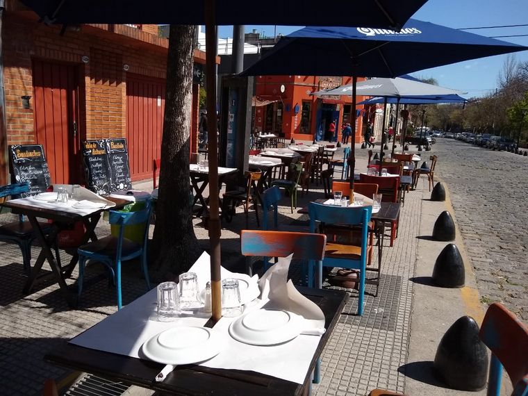 Bares y restaurantes habilitan patios y terrazas en CABA
