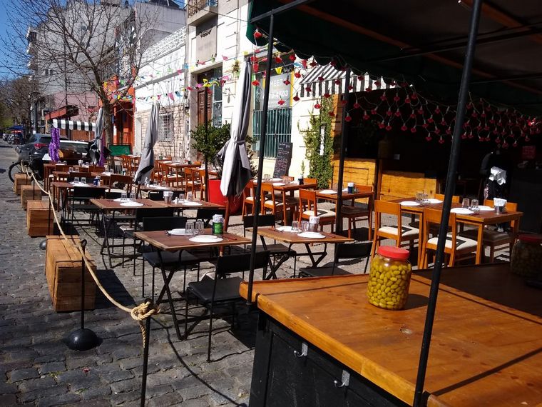 Bares y restaurantes habilitan patios y terrazas en CABA