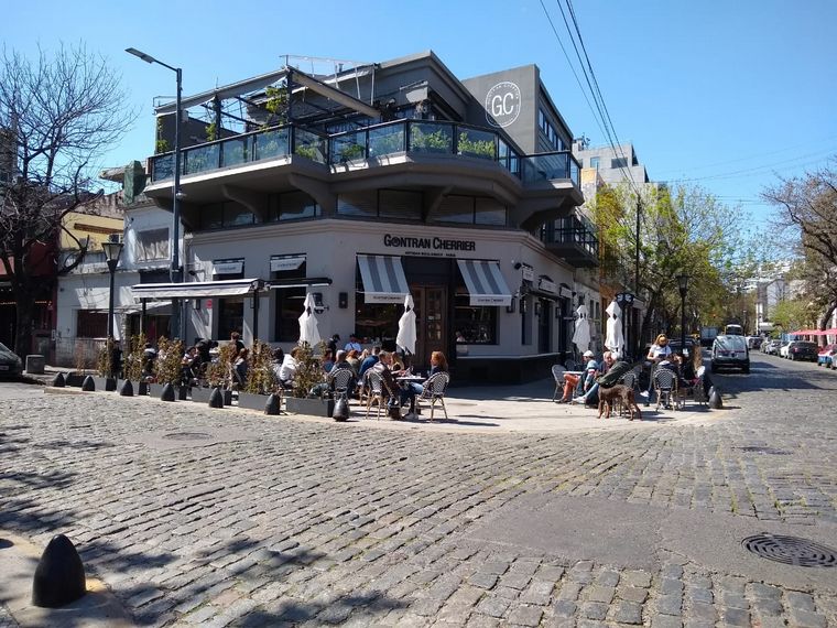 Bares y restaurantes habilitan patios y terrazas en CABA