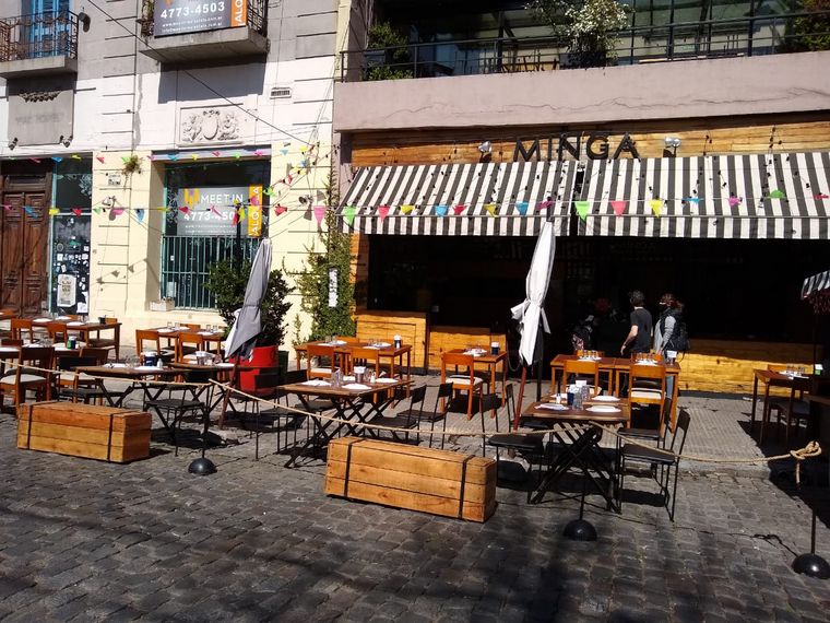 Bares y restaurantes habilitan patios y terrazas en CABA