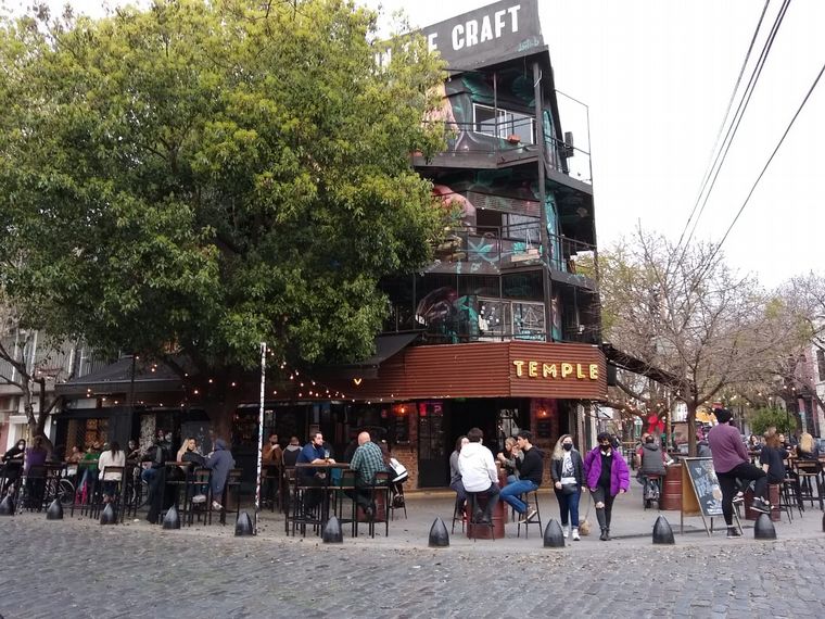 FOTO: Bares y restaurantes habilitan patios y terrazas en CABA