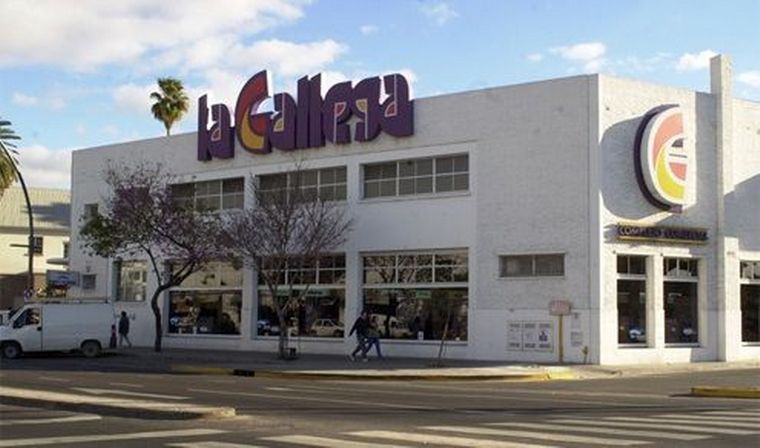 El robo ocurrió en el supermercado "La Gallega" en Rosario.