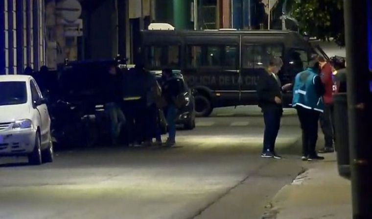 La Policía logró poner a salvo la pareja del hombre y sus dos hijos.
