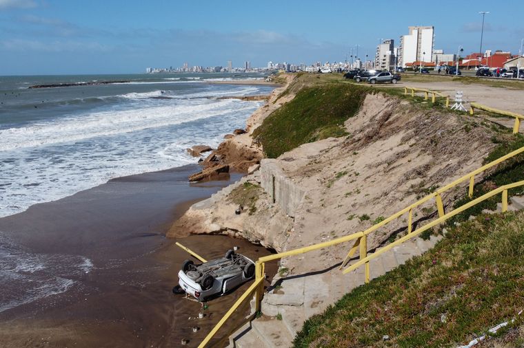 FOTO: Un auto cayó de un acantilado en una playa de Mar del Plata y no hubo heridos