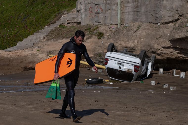 FOTO: Un auto cayó de un acantilado en una playa de Mar del Plata y no hubo heridos