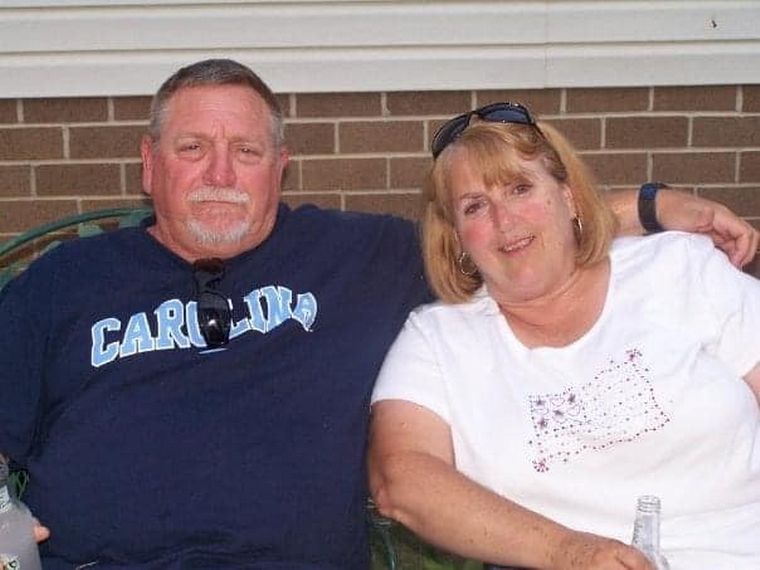 El matrimonio murió tomado de la mano.