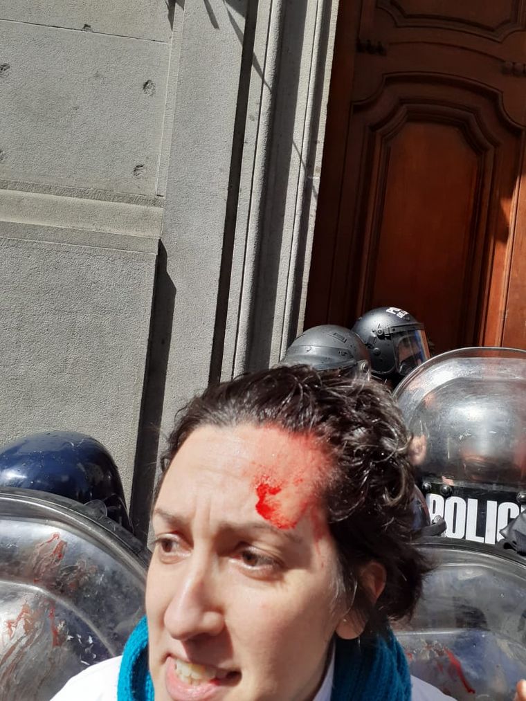 Enfermeros fueron agredidos al intentar ingresar a la Legislatura porteña.